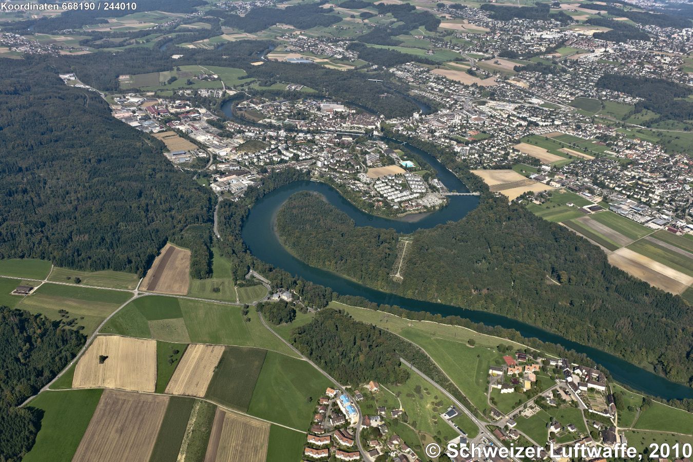 Bremgarten (AG) in der Reuss-Schlaufe; Blick Richtung Mutschellen. Im Vordergrund an der Reuss: Kloster Hermetschwil